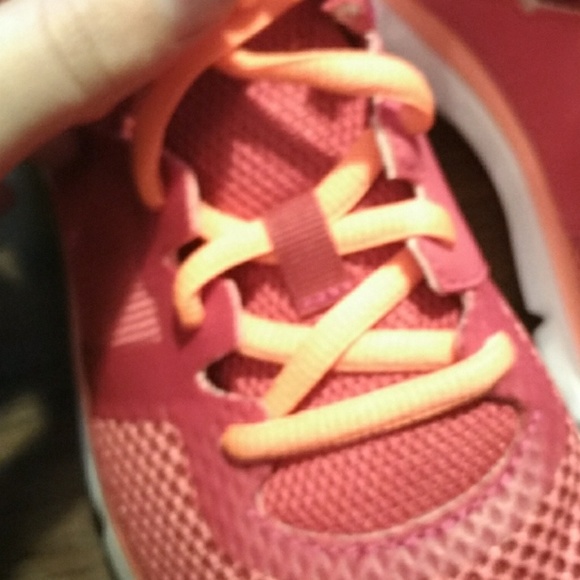 Tennis shoes - Picture 3 of 3